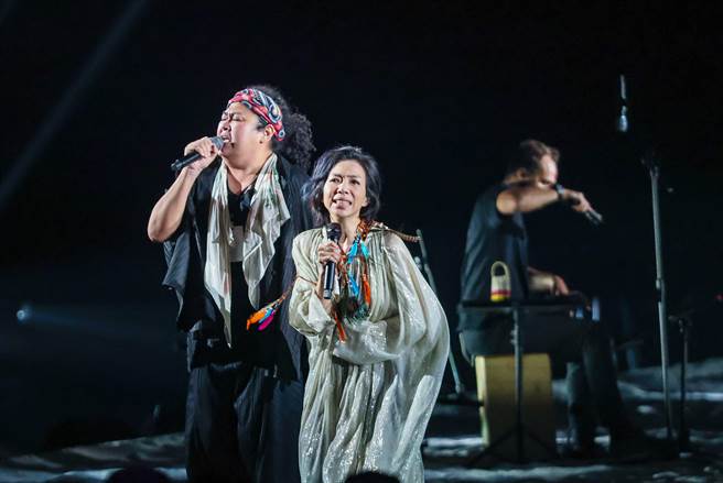 萬芳在小巨蛋開唱即興邀巴奈同台對唱。（羅永銘攝）