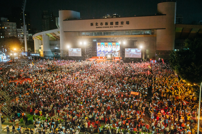 竞选连任的新北市长侯友宜12日晚上在板桥第一运动场举办「六都合体大造势」，吸引满场支持者。（郭吉铨摄）