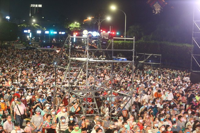 民进党10日晚间在凯达格兰大道举行《1112『为台湾鼓舞』凯道造势晚会》，媒体摄影区规划在二三楼高的鹰架上，在无防护高台上工作，令人捏把冷汗。（粘耿豪摄）