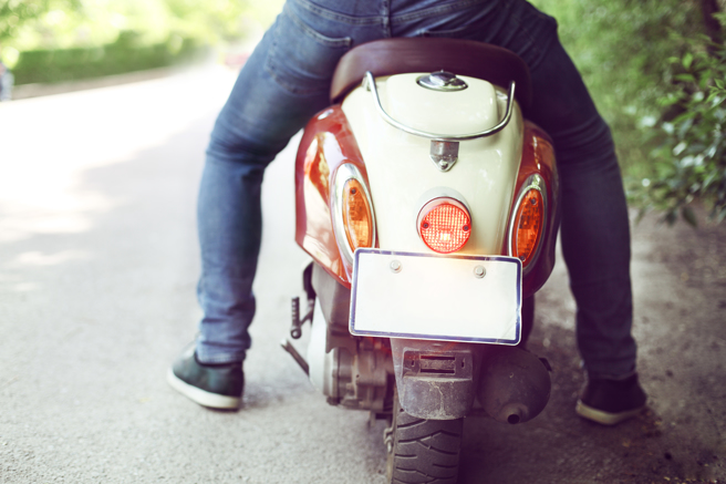 骑士在网路上PO网爆料，并抱怨同一地点、时间被开2张罚单，但眼尖网友看了之后打脸他「要注意你出没」。（示意图/shutterstock）