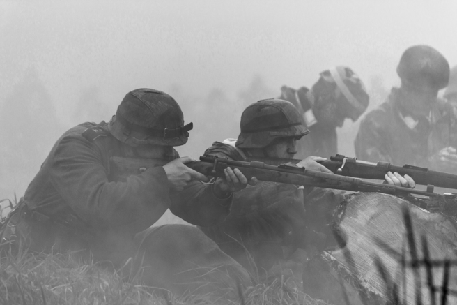 又見時空旅人？二戰士兵照片「手拿iPhone」 吸萬人朝聖(圖／shutterstock)