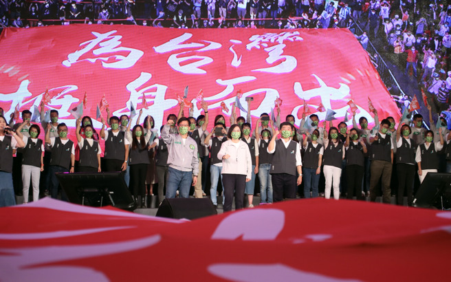 民进党12日晚间在凯道举行「1112『为台湾鼓舞』凯道造势晚会」，并在结束时现场拉起「为台湾挺身而出」红色大布条。（姚志平摄）