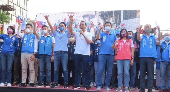 立委費鴻泰結合信義、南松山的地方民間團體，一起為蔣萬安和國民黨提名市議員候選人，來拉票與固票。（費鴻泰提供）