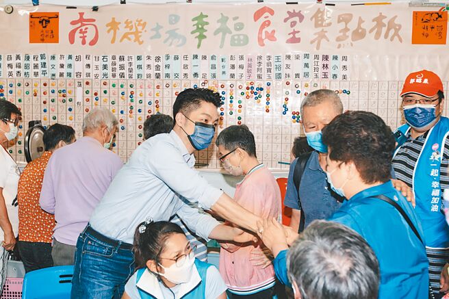 國民黨台北市長候選人蔣萬安（前左）11日赴南機場樂活園地與長輩共餐，握手拜票，爭取支持。（郭吉銓攝）