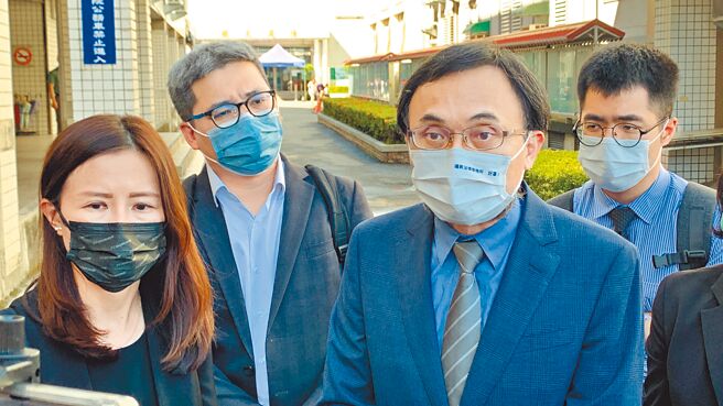 太魯閣列車事故家屬委任律師陳孟秀（前排左）、鄧湘全（前排右）對於法院未採殺人罪論處，表達遺憾，將提請上訴。（王志偉攝）