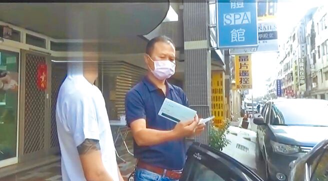 台南市胡姓女子在網路應徵工作，對方開出接電話月薪逾4萬元條件，胡女赴約後被詐騙集團控制關了8天才釋放，警方逮捕2名男子送辦。（台南市警局提供）