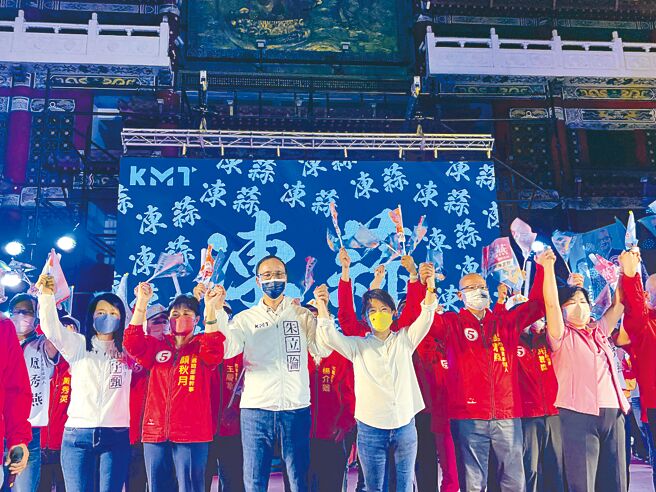 國民黨台中市長盧秀燕（右三）11日在清水舉辦造勢活動，黨主席朱立倫（左三）站台力挺，現場群眾高喊「凍蒜」。（林欣儀攝）