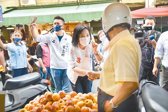 國民黨高雄市長候選人柯志恩昨到岡山區文賢市場拜票前表示，今日政見發表會將告訴大家如何讓產業進得來、教育好起來、空氣好起來、年輕人薪水能夠高起來。（林雅惠攝）
