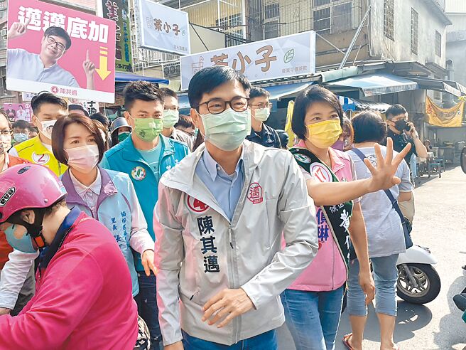 高雄市長陳其邁持續以陸戰模式力拚連任，11日上午到楠梓區莒光市場掃街拜票。（洪浩軒攝）