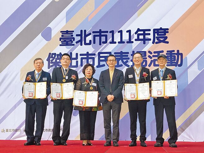 北市11日舉辦「台北市傑出市民表揚活動」，今年共有5人獲獎，分別為心理輔導奉獻者陳明終、新住民守護者尤英夫、語文公益傳愛者洪傳宗、企業公益媒合者何素青及青少年守望者廖文華。圖左起依序為陳明終、洪傳宗、何素青、北市副祕書長李得全、廖文華、尤英夫。（張芷瑜攝）