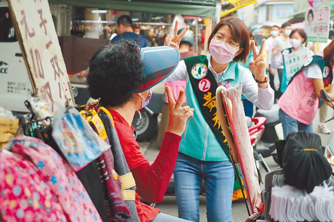 民進黨彰化縣長候選人黃秀芳11日在溪湖鎮市場拜票和車隊掃街，呼籲選前最後一哩路，要把支持熱情傳遞出去。（黃秀芳競選總部提供／吳敏菁彰化傳真）