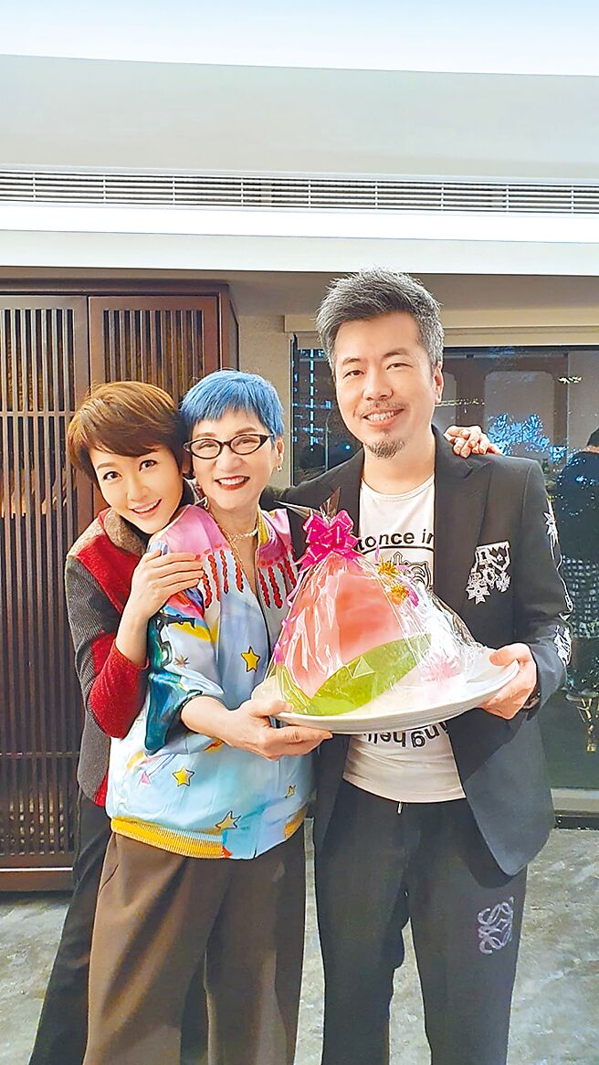 黃國倫（右）與寇乃馨相當敬重張小燕（中）。（寇乃馨提供）