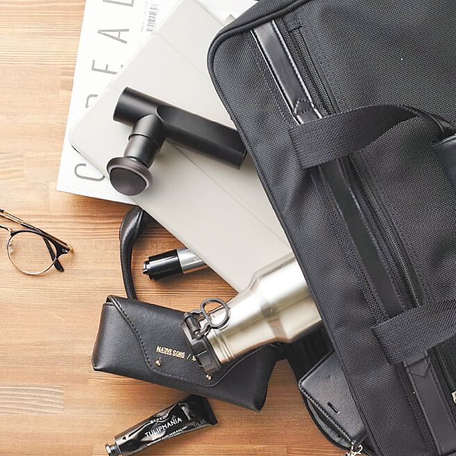 台隆手创馆的MONO Lourdes MINI250超轻量口袋型筋膜枪/按摩枪，携带方便，附肩背伸缩杆，特价3699元。（台隆手创馆提供）