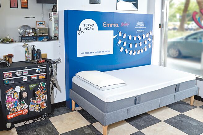 睡眠品牌Emma Sleep将床垫搬进男士理髮店，提供悠閒社交空间。（Emma提供）