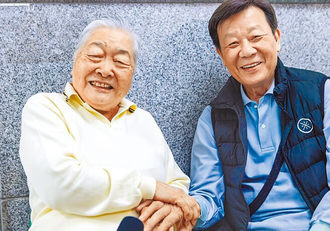 寇世勋（右）曾以《橘子红了》拿过亚洲电视大奖影帝，此次与刘引商一起入围亚洲影艺创意大奖。（大爱台提供）