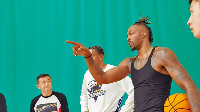 「魔兽」霍华昨在云豹练球时的专注模样，完全不受时差影响，左是云豹总教练刘嘉发。（桃园永丰云豹提供）