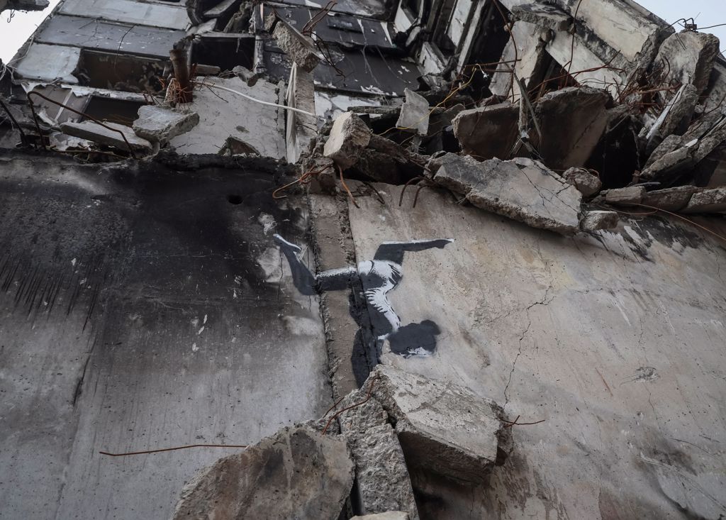 班克西于乌克兰一栋建筑废墟外墙，留下一名体操选手表演倒立动作的涂鸦。（图／路透社）(photo:ChinaTimes)