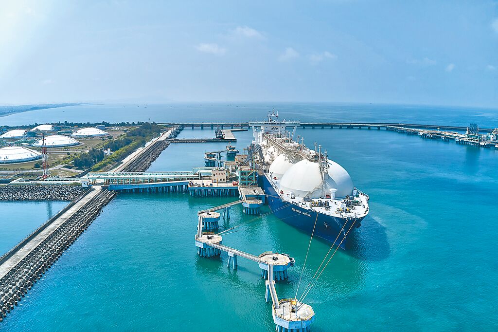 國內天然氣發電目標5成以上，中油明年起將再編900億於高雄蓋洲際液化天然氣接收站的七接，提升國內儲氣槽數量。（中油提供）