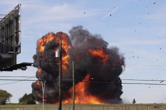 影》達拉斯飛行表演釀「空中相撞」悲劇  二戰骨董機炸成火球