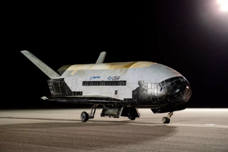 X-37B太空梭結束神秘任務 航行地球軌道908天