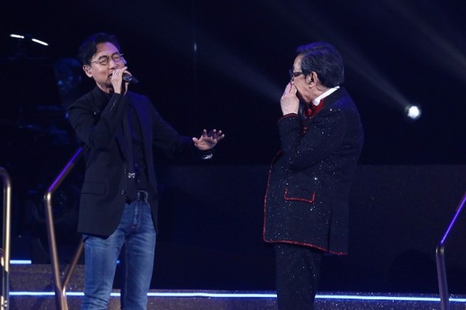 胡枫与乾儿子张学友合唱爱是永恒。(图/东网)