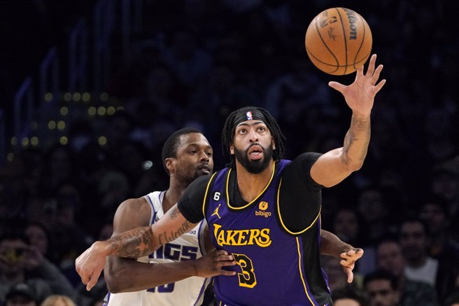 安東尼戴維斯(右)相當不滿韋斯布魯克打球太過衝動。(美聯社資料照)