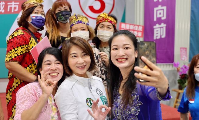 周春米和新住民姐妹玩自拍。（翻摄自周春米脸书）