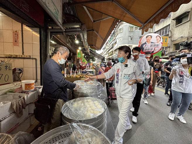 无党籍台北市长候选人黄珊珊13日赴东湖市场扫街拜票。（黄婉婷摄）