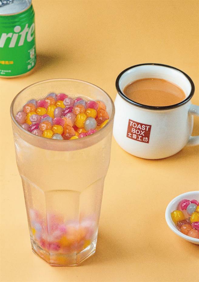 「土司工坊」以不同种类的蔬果珍珠替代传统珍珠粉圆，适合搭配汽水、咖啡、奶茶。(土司工坊提供)