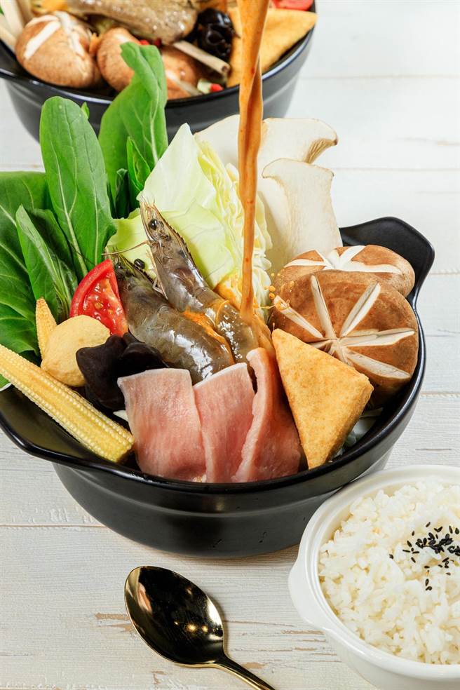 「土司工坊」推出新马风味锅物抢攻冬季火锅市场，任选二锅特价568元。 (土司工坊提供)