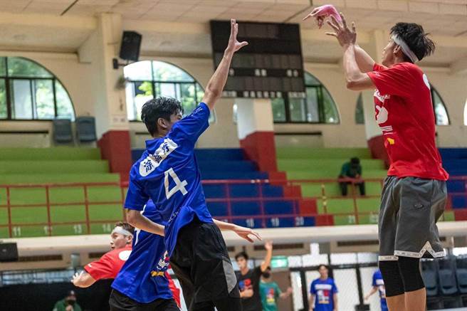 于成炘與涂善存搶籃。（三立提供）