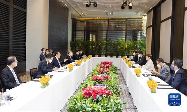 大陆国务院总理李克强12日在金边会见国际货币基金（IMF）总裁乔治艾娃。（图／新华社）