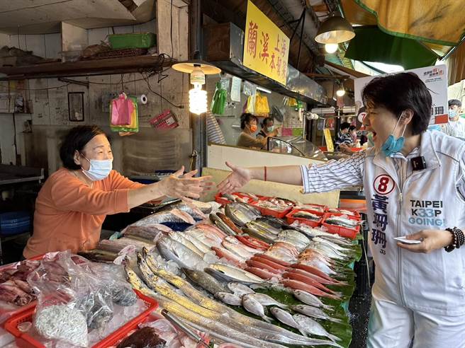 無黨籍台北市長候選人黃珊珊上午走訪東湖市場。（黃婉婷攝）