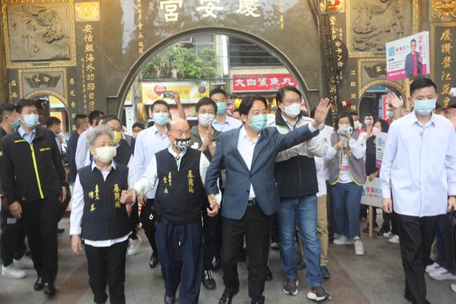 副总统赖清德今日到来到仁爱区庆安宫辅选蔡适应和童子玮。（基隆市议员童子玮提供／游念育台北传真）