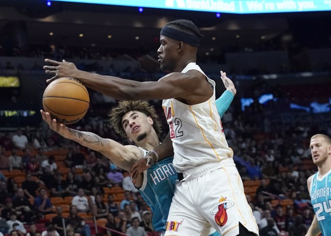 拉梅洛鲍尔(左)从后方把吉米巴特勒的球拨掉。(美联社)