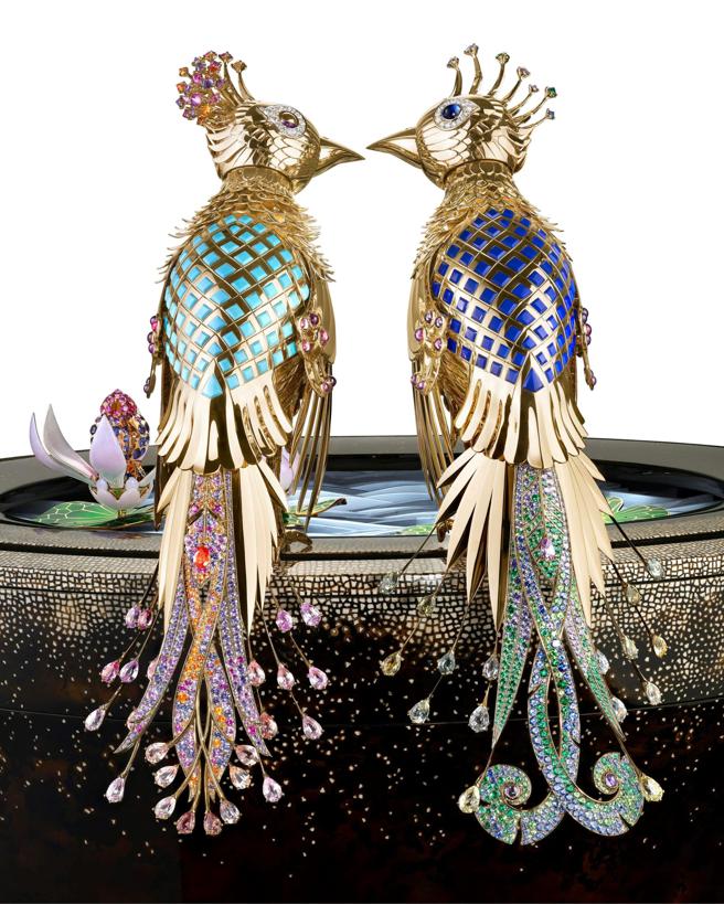 梵克雅宝Fontaine aux Oiseaux自动机械装置，以小鸟在莲花水池调情为主题，赢得机械座钟奖。（Van Cleef & Arpels提供）
