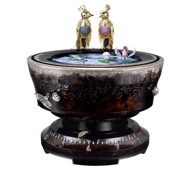 梵克雅宝Fontaine aux Oiseaux自动机械装置，以小鸟在莲花水池调情为主题，赢得机械座钟奖。（Van Cleef & Arpels提供）