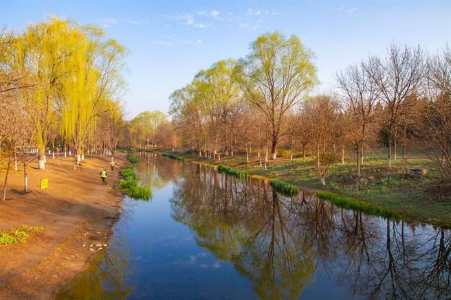 受到疫情影響，北京奧林匹克公園宣布13日起執行50％限流措施。（吳泓勳攝）