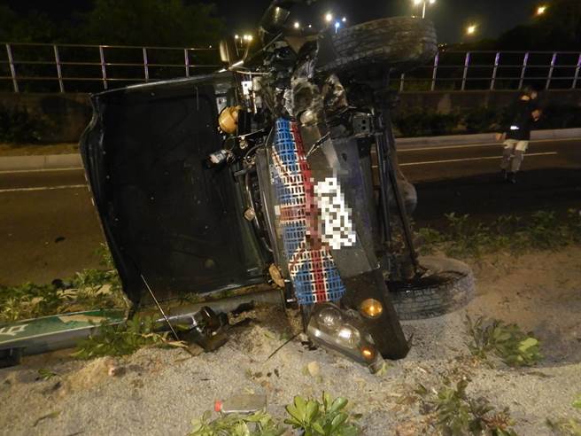 台中市大里區13日凌晨傳出休旅車自撞車禍，20歲駕駛疑因未注意路況失控擦撞路緣而整車翻覆，致駕駛與乘客2人手腳擦傷幸無大礙。（民眾提供／潘虹恩台中傳真）