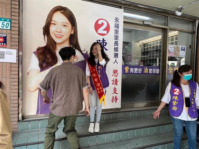 支持民眾排队与陈紫渝合影。（图／陈紫渝竞总提供）