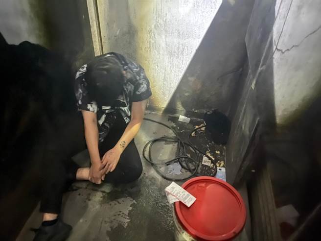 窃贼在KTV包厢行窃刚认识网友的皮夹，因醉倒路边证件散落一地。（翻摄画面）