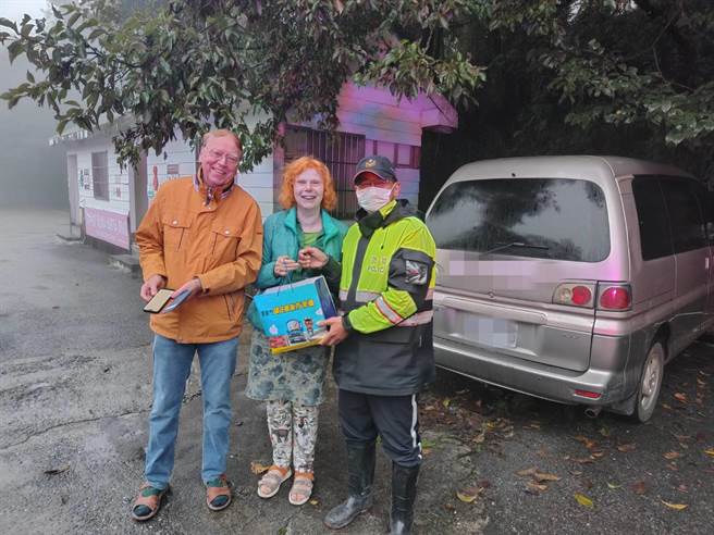 德國黑瑟巴特夫婦來台旅遊時，因不熟台8線中橫公路關原搶修段路況及放行時段受困山區，所幸在合歡派出所員警協助下，2人找到地方車宿，且有警方提供的特產充飢，順利渡過一晚，也成功於隔天放行時段下山。（新城警分局提供／羅亦晽花蓮傳真）