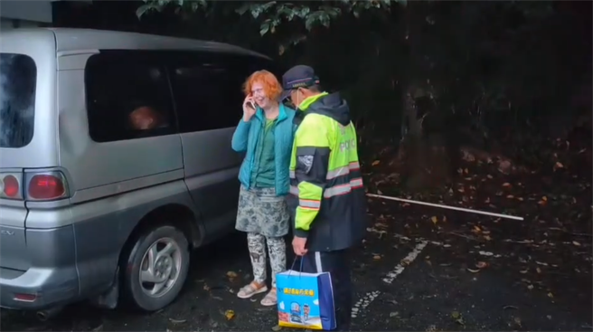 德國黑瑟巴特夫婦來台旅遊時，因不熟台8線中橫公路關原搶修段路況及放行時段受困山區，所幸在合歡派出所員警協助下，2人找到地方車宿，且有警方提供的特產充飢，順利渡過一晚，也成功於隔天放行時段下山。（新城警分局提供／羅亦晽花蓮傳真）