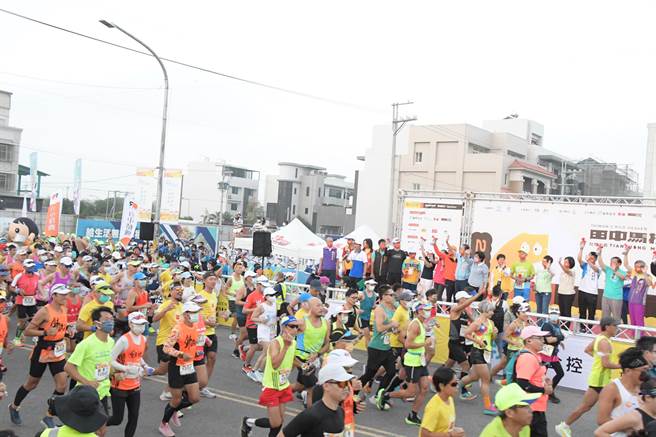 全国最具人情味的马拉松田中马拉松13日开跑，吸引约有1万6800位跑友参与。（吴敏菁摄）