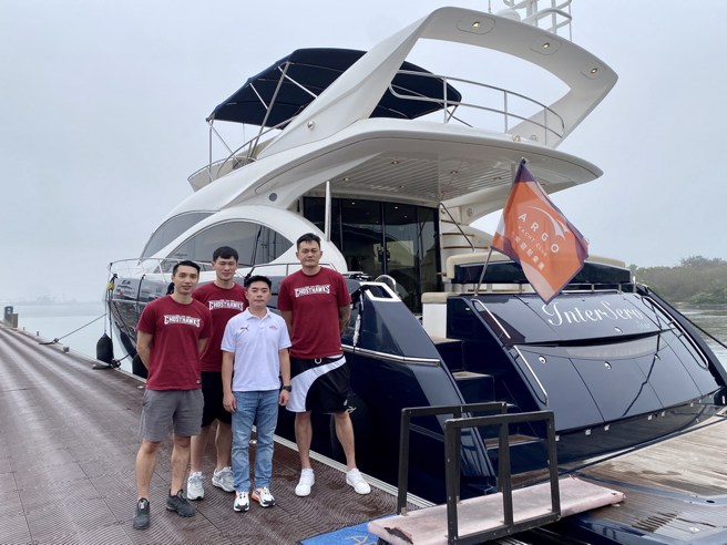 猎鹰总教练刘孟竹带着3名子弟兵享受游艇之旅。(台南台钢猎鹰提供)
