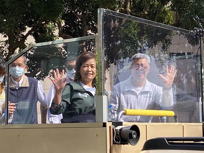 民進黨新竹市長候選人沈慧虹（左）13日與前副總統陳建仁（右）合體以車隊掃街。（陳育賢攝）