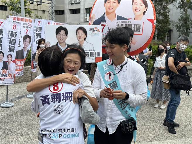 还有热情选民向黄珊珊讨抱抱，称自己女儿也支持她。（黄婉婷摄）