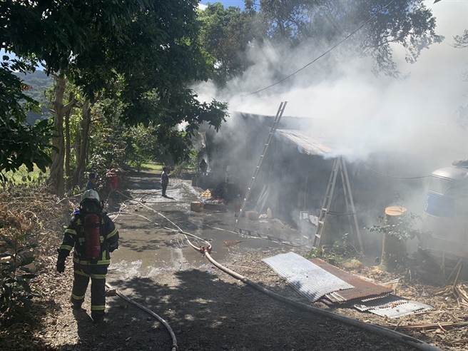 台東縣延平鄉公所對面1間做為倉庫的鐵皮屋13日中午11點許不明原因起火，竄出陣陣濃煙。（台東縣消防局提供／蔡旻妤台東傳真）