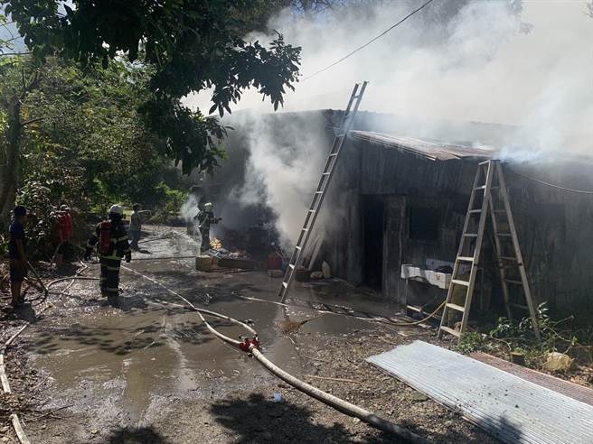 台東縣延平鄉公所對面1間做為倉庫的鐵皮屋13日中午11點許不明原因起火，竄出陣陣濃煙。（台東縣消防局提供／蔡旻妤台東傳真）