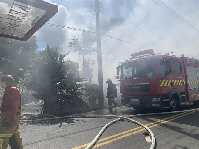台東縣延平鄉公所對面1間做為倉庫的鐵皮屋13日中午11點許不明原因起火，竄出陣陣濃煙。（台東縣消防局提供／蔡旻妤台東傳真）
